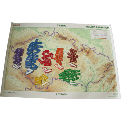 Mapa zobrazuje pohoří, umístění nejvyšších vrcholů, nížiny, řeky,