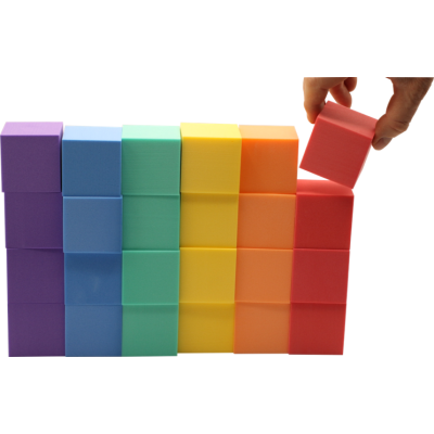 Lehké a tiché kostky s hranou o velikosti 5 cm v jasných barvách.